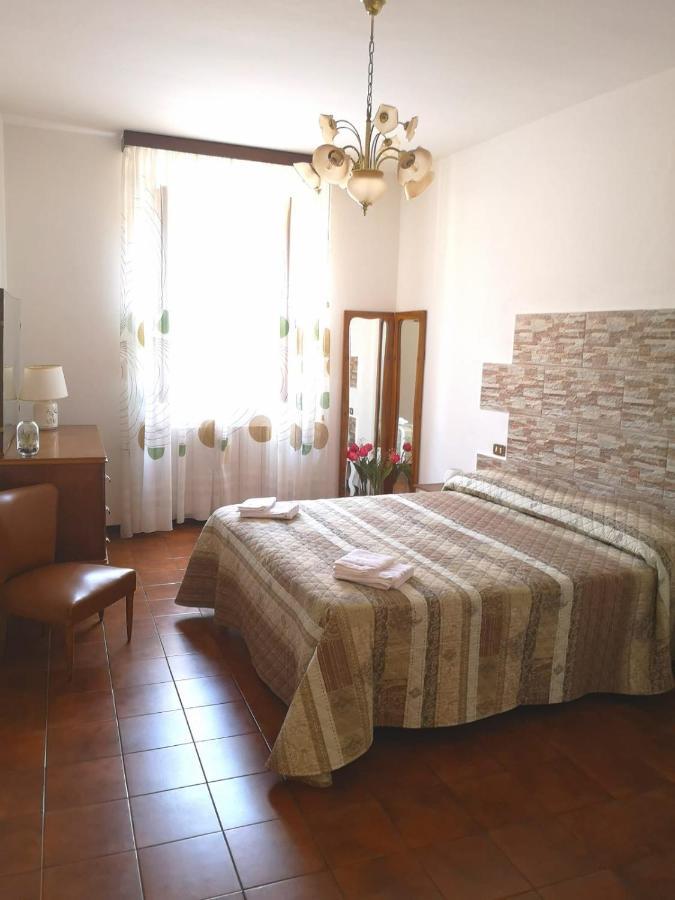 Casa Caterina 2 Storey House, With A Mountain View 托斯科拉诺-马德尔诺 外观 照片